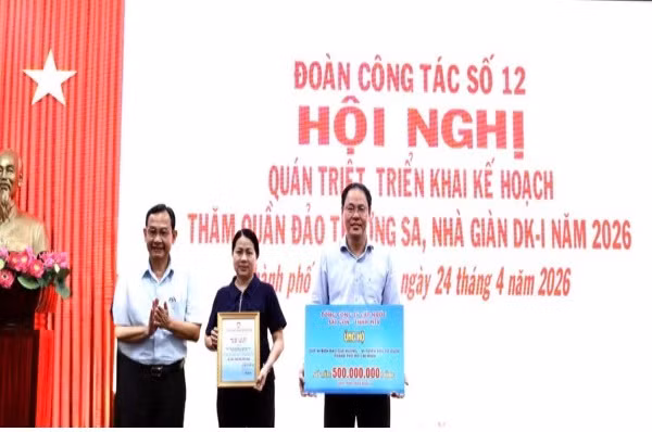 Tổng Công ty Cấp nước Sài Gòn-trách nhiệm hữu hạn một thành viên vừa trao 500 triệu đồng gửi đến cán bộ, chiến sĩ đang làm nhiệm vụ tại nhà giàn DK1.
