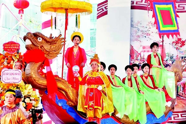 Biểu diễn hát chèo tàu tại Lễ công bố quyết định ghi danh “Hội hát Chèo tàu Tổng Gối” vào danh mục quốc gia về di sản văn hóa phi vật thể.