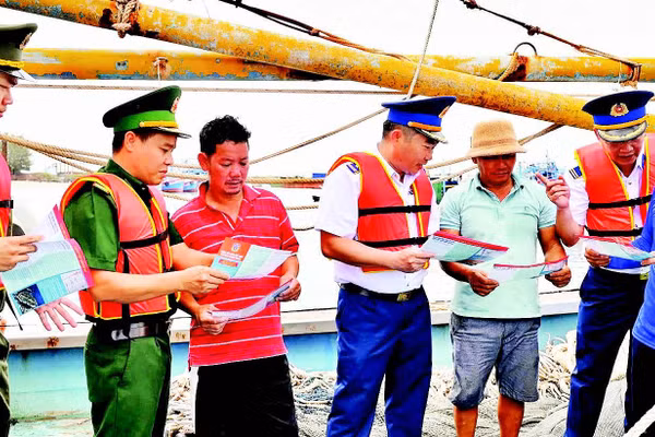 Các lực lượng chức năng phổ biến quy định về chống khai thác IUU cho ngư dân tại Thành phố Hồ Chí Minh.