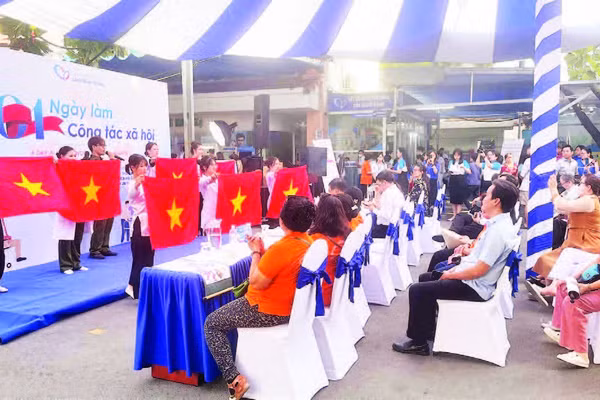 Nhân viên công tác xã hội tại Bệnh viện đa khoa Lãnh Binh Thăng biểu diễn văn nghệ phục vụ người bệnh dịp kỷ niệm 10 năm Ngày Công tác xã hội Việt Nam (25/3/2016 - 25/3/2026).