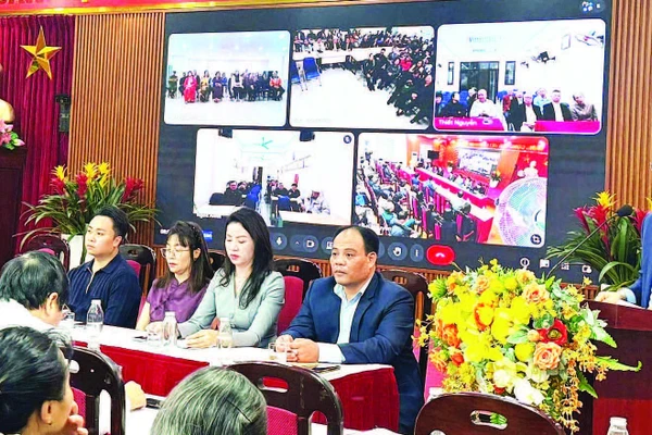 Các ứng viên đại biểu Hội đồng nhân dân phường Vĩnh Tuy nhiệm kỳ 2026-2031 thực hiện tiếp xúc cử tri, vận động bầu cử. (Ảnh ĐÌNH HIỆP)