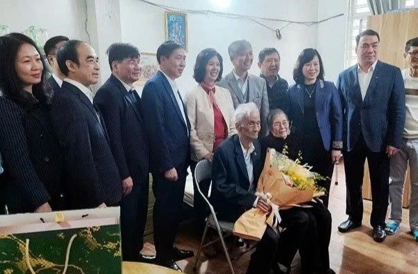 Đoàn công tác Bộ Y tế, Trường đại học Y Hà Nội thăm, chúc mừng gia đình Phó Giáo sư, bác sĩ Đỗ Doãn Đại (người ôm bó hoa) nhân dịp kỷ niệm 70 năm Ngày Thầy thuốc Việt Nam (27/2/2025).