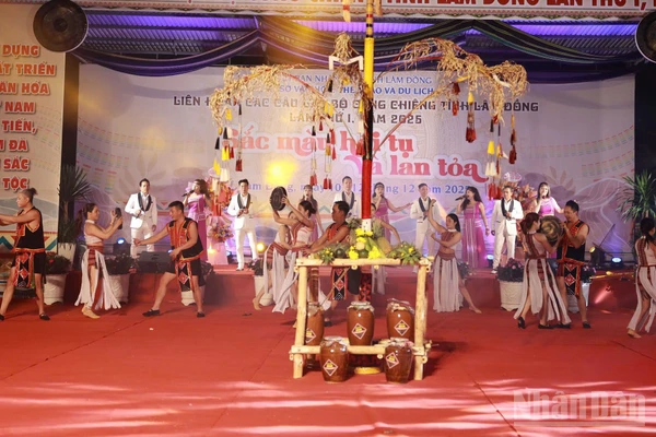 Nhiều tiết mục cồng chiêng đặc sắc được biểu diễn tại Lễ khai mạc Liên hoan các câu lạc bộ Cồng chiêng tỉnh Lâm Đồng lần thứ I, năm 2025.