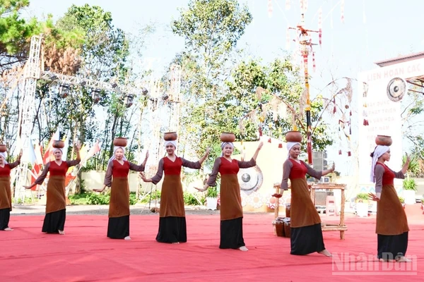 Nghệ nhân xã Bắc Bình biểu diễn tại Lễ bế mạc Liên hoan các câu lạc bộ cồng chiêng tỉnh Lâm Đồng lần thứ I, năm 2025.