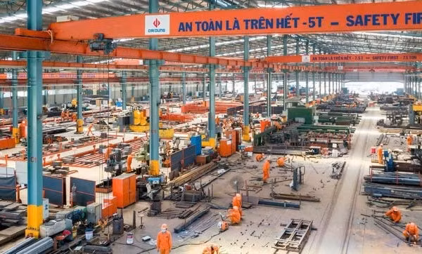 Công nhân tại Công ty cổ phần Cơ khí thương mại Đại Dũng được trang bị đầy đủ thiết bị, bảo đảm an toàn lao động.