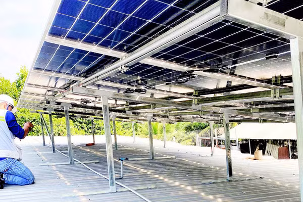 Lắp đặt điện năng lượng mặt trời là một trong những giải pháp chuyển đổi năng lượng xanh, đáp ứng nhu cầu phát triển tại nhiều doanh nghiệp, hộ gia đình.