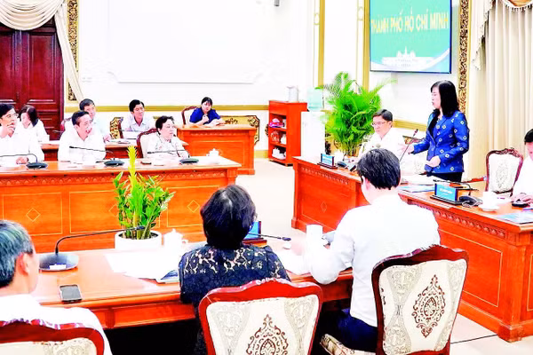 Bộ trưởng Y tế Đào Hồng Lan trong buổi làm việc với Sở An toàn thực phẩm Thành phố Hồ Chí Minh.
