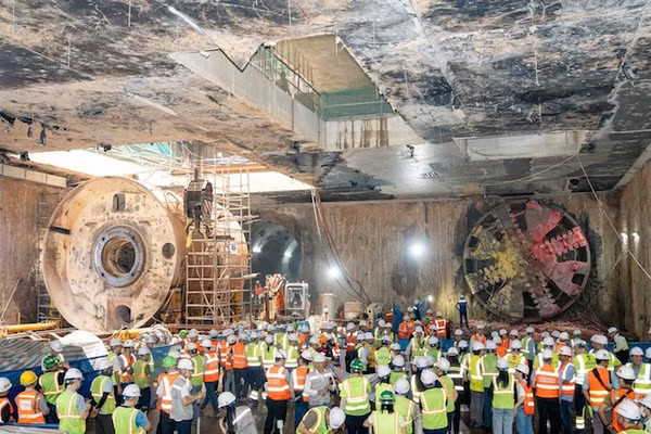 Máy đào hầm TBM số 2 mang tên "Táo bạo" đã về đích an toàn tại ga ngầm S12 trước cửa Ga Hà Nội.