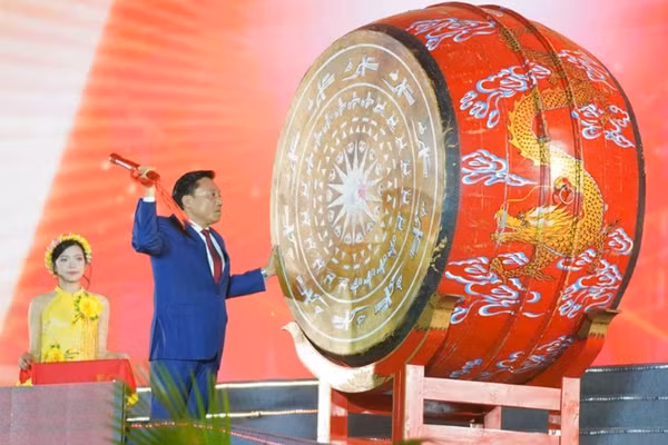 Phó Chủ tịch Ủy ban nhân dân tỉnh Phú Thọ Nguyễn Huy Ngọc đánh trống khai hội Đền Hùng.