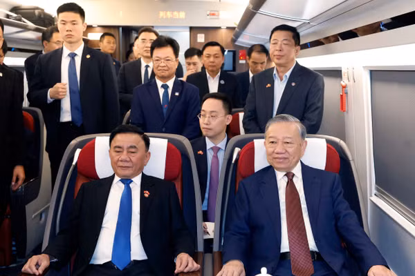 Lãnh đạo doanh nghiệp ngành đường sắt Trung Quốc tháp tùng Tổng Bí thư, Chủ tịch nước Tô Lâm trên tàu cao tốc đi thăm thành phố Nam Ninh. (Ảnh: TTXVN)