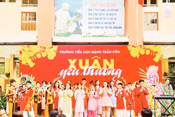 Học sinh Trường tiểu học Đặng Trần Côn biểu diễn một tiết mục âm nhạc truyền thống.