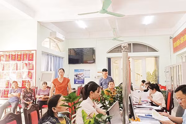 Cán bộ Trung tâm Phục vụ hành chính công xã Hòa An giải quyết thủ tục hành chính phục vụ người dân.