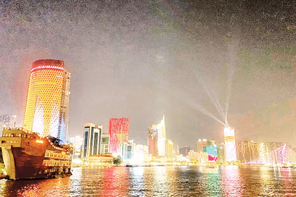 Về đêm, sông Sài Gòn rực rỡ sắc màu.