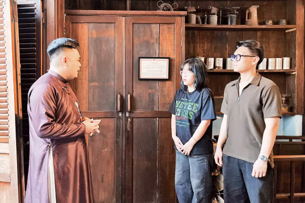 Anh Trần Trọng Nghĩa (mặc áo dài) chia sẻ câu chuyện về lực lượng Biệt động Sài Gòn-Gia Định tại quán Cà-phê Đỗ Phủ - Cơm tấm Đại Hàn.