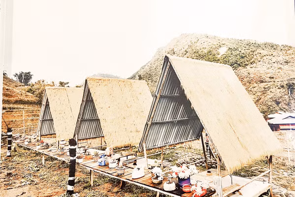 Quán cà-phê của gia đình chị Má Thị La, thôn Lao Chải, xã Tả Van, được giới thiệu tại phần Sáng tạo để phát triển, trong triển lãm Gieo xanh nơi đỉnh mây. Ảnh: Chụp từ triển lãm. 