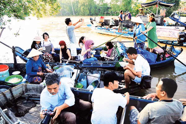 Chợ nổi là thương hiệu riêng có của Đồng bằng sông Cửu Long. Ảnh: Anh Quân