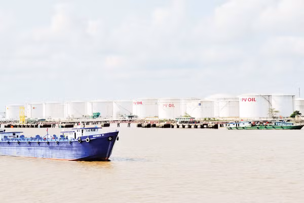 Với lợi thế về vị trí địa lý và hệ thống cảng biển, Việt Nam có tiềm năng phát triển thành trung tâm dự trữ, trung chuyển và điều phối xăng dầu của khu vực. Ảnh: Nam Hải