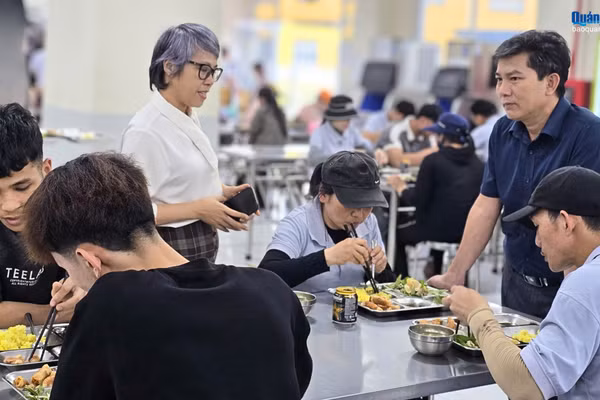 Công nhân Công ty TNHH Gesin Việt Nam cùng tham gia “Bữa cơm Công đoàn”.