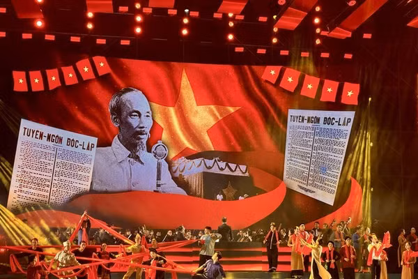Tiết mục ca ngợi Chủ tịch Hồ Chí Minh trong một chương trình nghệ thuật do Thành phố tổ chức.