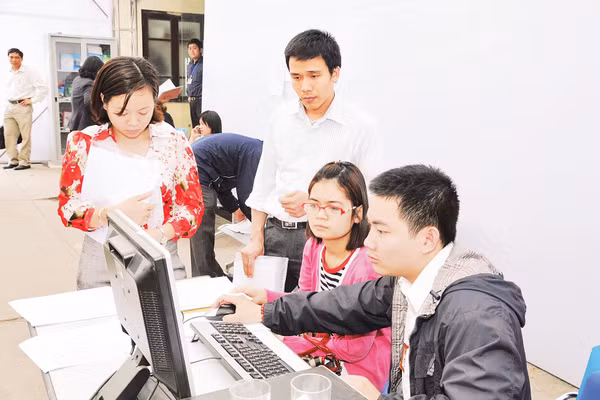 Hướng dẫn hộ kinh doanh kê khai thuế tại Thuế thành phố Hà Nội. Ảnh: Hải Nam 