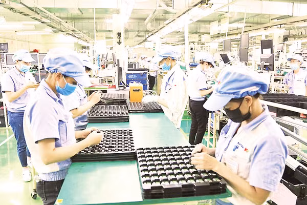 Sản xuất, lắp ráp hàng linh kiện điện tử xuất khẩu tại Khu công nghiệp Quang Minh, TP Hà Nội. 