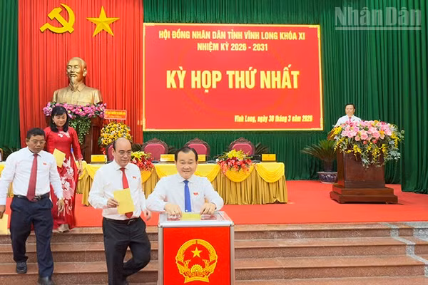 Lá phiếu tín nhiệm cho nhiệm kỳ mới. 