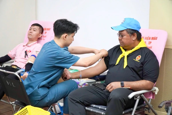Cộng đồng người Thái Lan tại Việt Nam tham gia hiến máu nhân đạo.