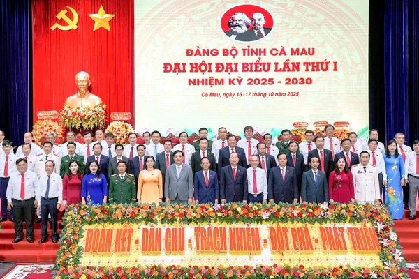 Tin Chung - Trang 1 Ban Chấp Hành Đảng Bộ Tỉnh Cà Mau Nhiệm Kỳ 2020-2025 Chụp Ảnh Lưu Niệm Tại Phiên Trù Bị.