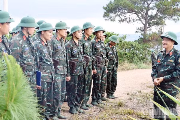 Giám đốc Học viện Lục quân kiểm tra công tác diễn tập thực địa của Học viện.