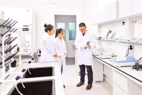 Trao đổi trong hoạt động nghiên cứu, thực hành của cán bộ, sinh viên Đại học Quốc gia Hà Nội. (Ảnh: DIỆP NGỌC)