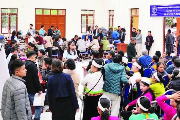 Ngay từ sáng sớm, rất đông người dân đã tập trung tại Nhà Văn hóa thôn Dy, xã Ba Vì để được tư vấn các thủ tục hành chính.