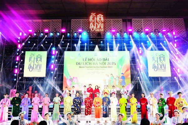 Giới thiệu vẻ đẹp áo dài Việt Nam tại lễ hội.