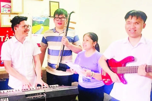 Nguyễn Thảo Xuân (thứ hai từ phải sang) tập hát cùng các bạn