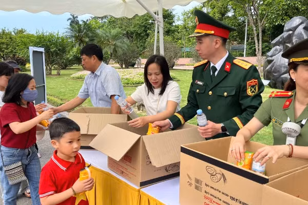 Sở Du lịch Hà Nội tặng bánh và nước uống cho khách đến viếng Lăng Chủ tịch Hồ Chí Minh.