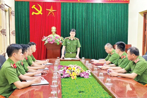 Công an xã Tân Đoàn họp bàn phương án giữ gìn an ninh trật tự trên địa bàn.