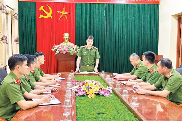 Công an xã Tân Đoàn họp bàn phương án giữ gìn an ninh trật tự trên địa bàn.