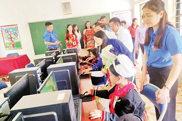 Khánh thành “Phòng máy tính cho em” thuộc Chương trình “Sóng và máy tính cho em” , do Trung ương Đoàn phối hợp với tỉnh triển khai trao tặng cho các trường học.