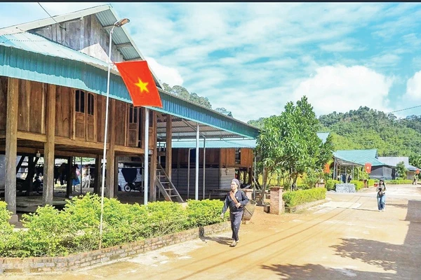 Người dân yên tâm sinh sống tại khu tái định cư Co Hương.