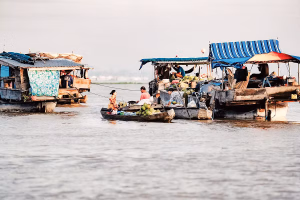 Từ sáng sớm, trên dòng Hậu Giang đã tấp nập người mua kẻ bán.