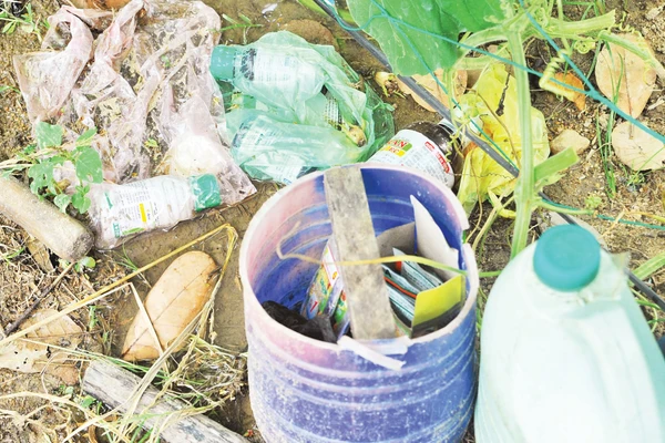 Các loại vỏ thuốc bảo vệ thực vật vứt tại vườn. Ảnh: Nam Anh