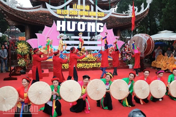 Nhân dân được thưởng thức những tiết mục văn nghệ truyền thống trong lễ khai hội chùa Hương.