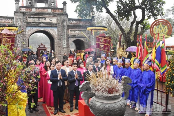 Các đại biểu thực hiện nghi thức dâng hương tại di tích Cổ Loa.