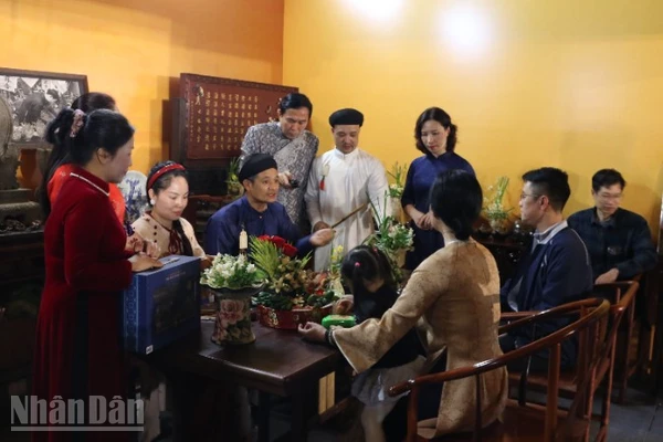 Không gian giới thiệu sinh hoạt văn hóa của người Hà Nội trong dịp Tết thu hút đông đảo du khách. 