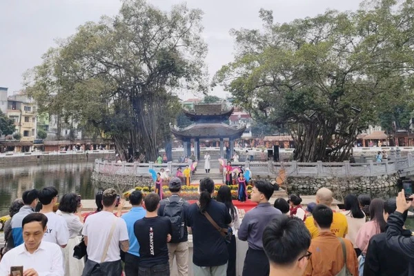 Khách du lịch chen chân đến với di tích Văn Miếu-Quốc Tử Giám.