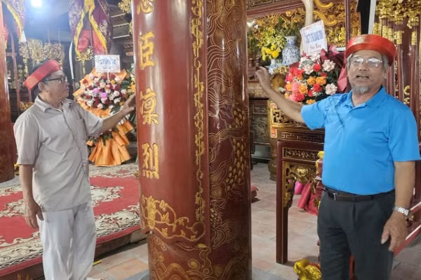 Các bô lão trong làng tự hào giới thiệu về ngôi đình.