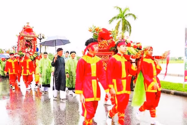 Nghi lễ rước kiệu tại lễ hội Đền Trần.