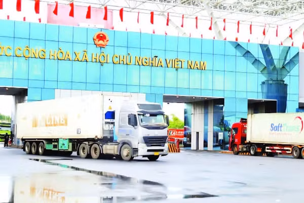 Hàng hóa thông quan qua Cửa khẩu Bắc Luân 2, Quảng Ninh.