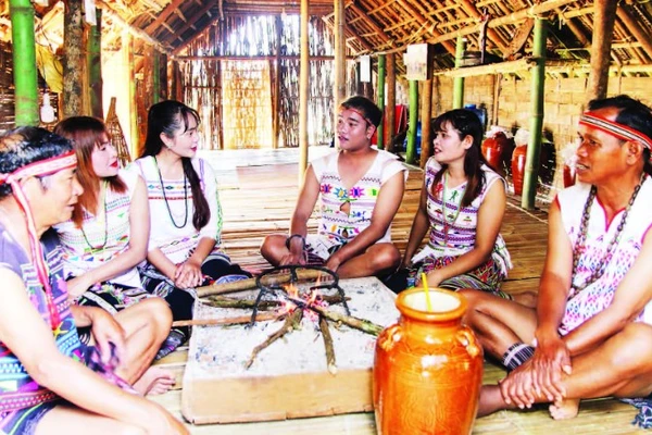 Bếp lửa trong không gian nhà dài người Mạ ở Lâm Đồng.