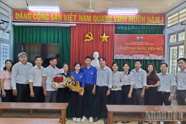 Kết nạp đảng viên là học sinh tại Trường trung học phổ thông Phan Việt Thống, xã Bình Phú, tỉnh Đồng Tháp.