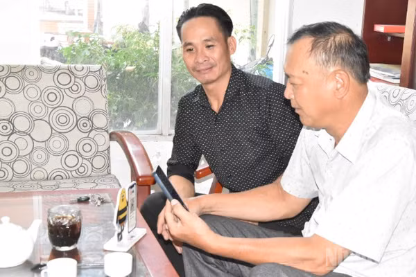 Người dân Đồng Tháp quen dần với thanh toán không dùng tiền mặt.